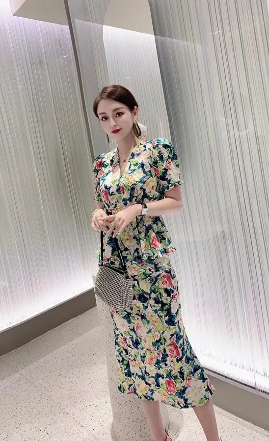 

2021 Summer new acetic acid suit fashion Decor V-neck drill button decorative cardigan Short Sleeve Top + skirt