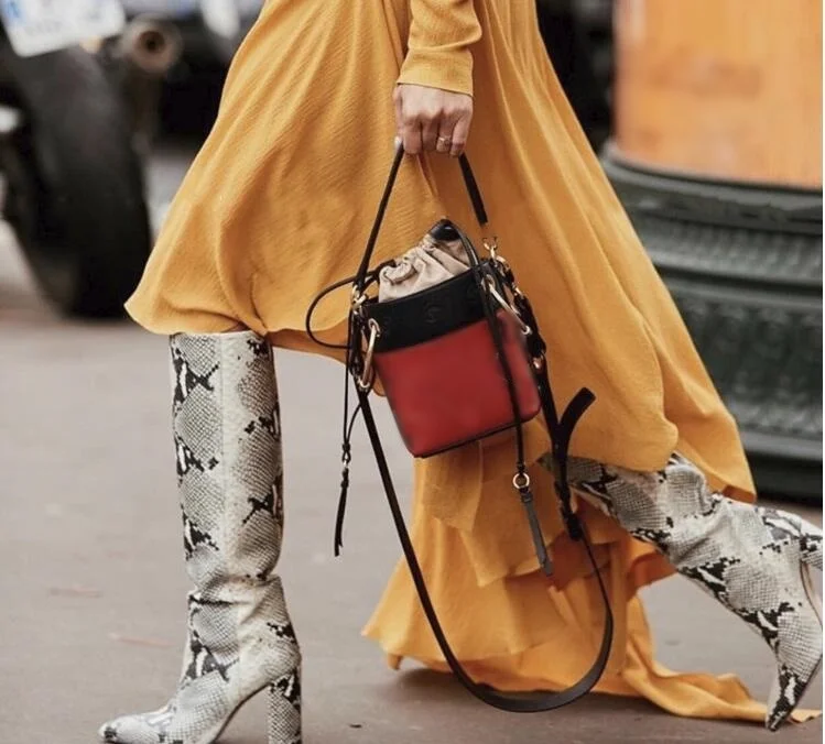 Стильные коричневые кожаные женские сапоги выше колена на толстом каблуке 9 см