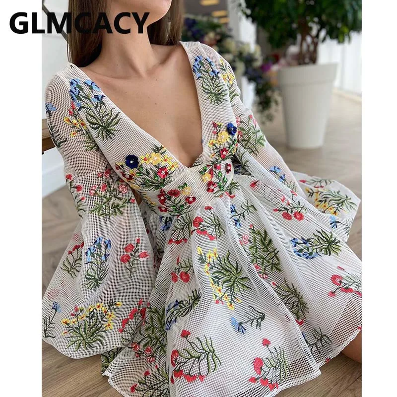 Женское платье с цветочной вышивкой V-образным вырезом и рукавами-фонариками |