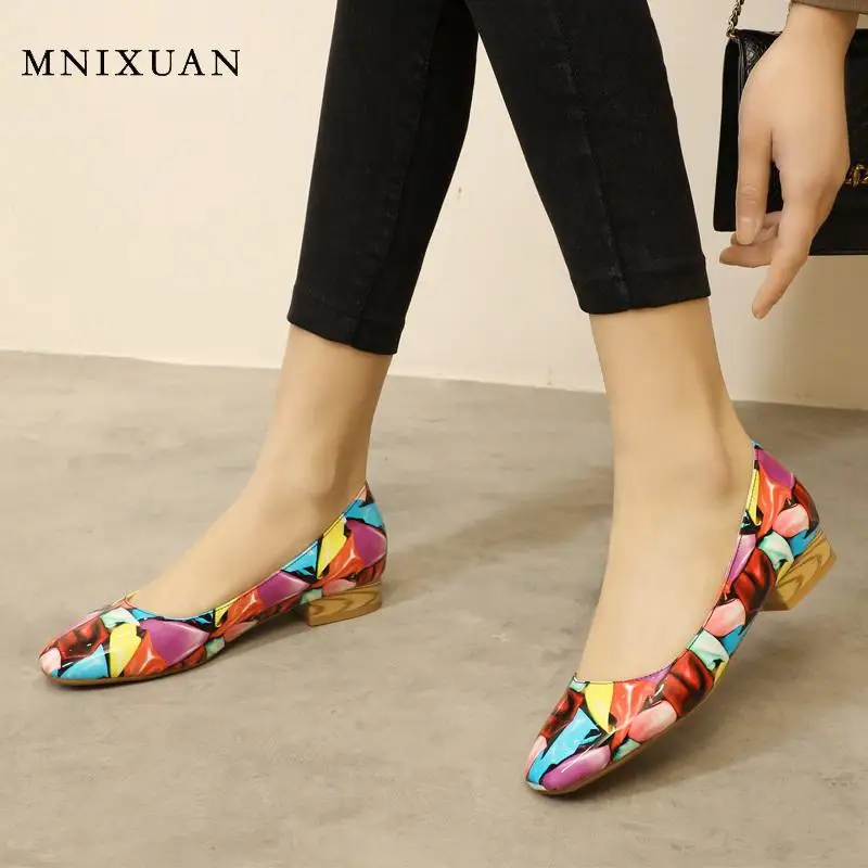 Туфли женские на плоской подошве без застежки лоферы с граффити красные