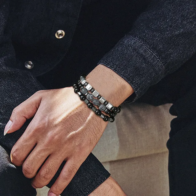 Мужские браслеты рядом. Мужской браслет из черного оникса. Часы rado integral. Модные мужские браслеты на руку 2019. Браслет с крестом.
