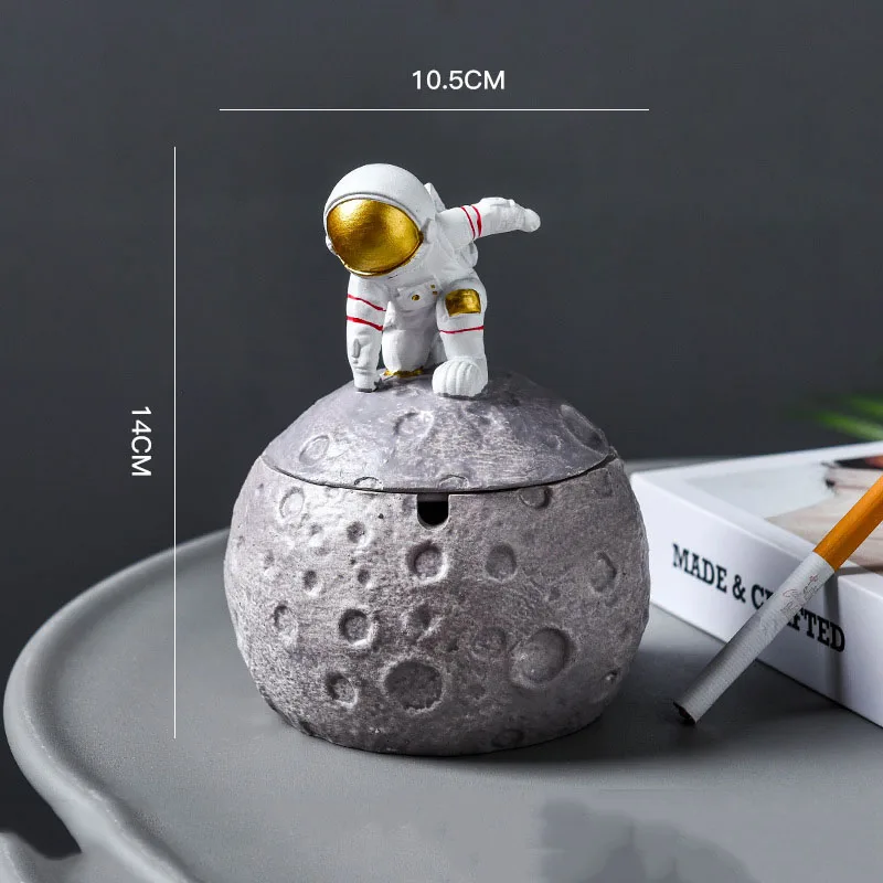 

Resin Ashtray Nordic Home Decoration Ash Trays Creative Astronaut Crafts Storage Box Boyfriend Gift Cigar Ashtray with Lid