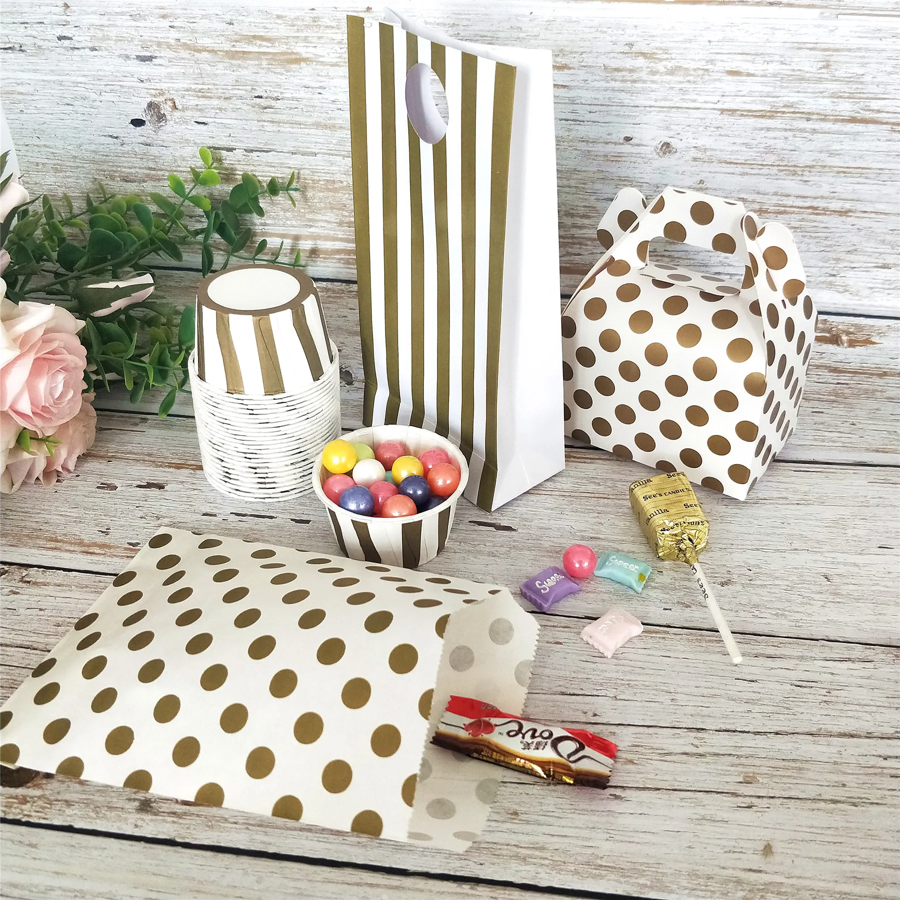 

600pcs Gold Stripe Wedding Candy Bags, Gold Metallic Paper Favor Bags,Party Gift Bags,Candy Bags