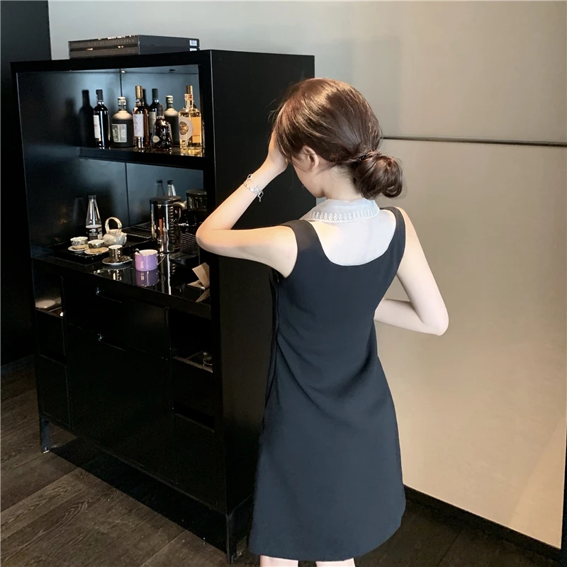 Черное облегающее платье кружевное с оборками и открытыми плечами женская