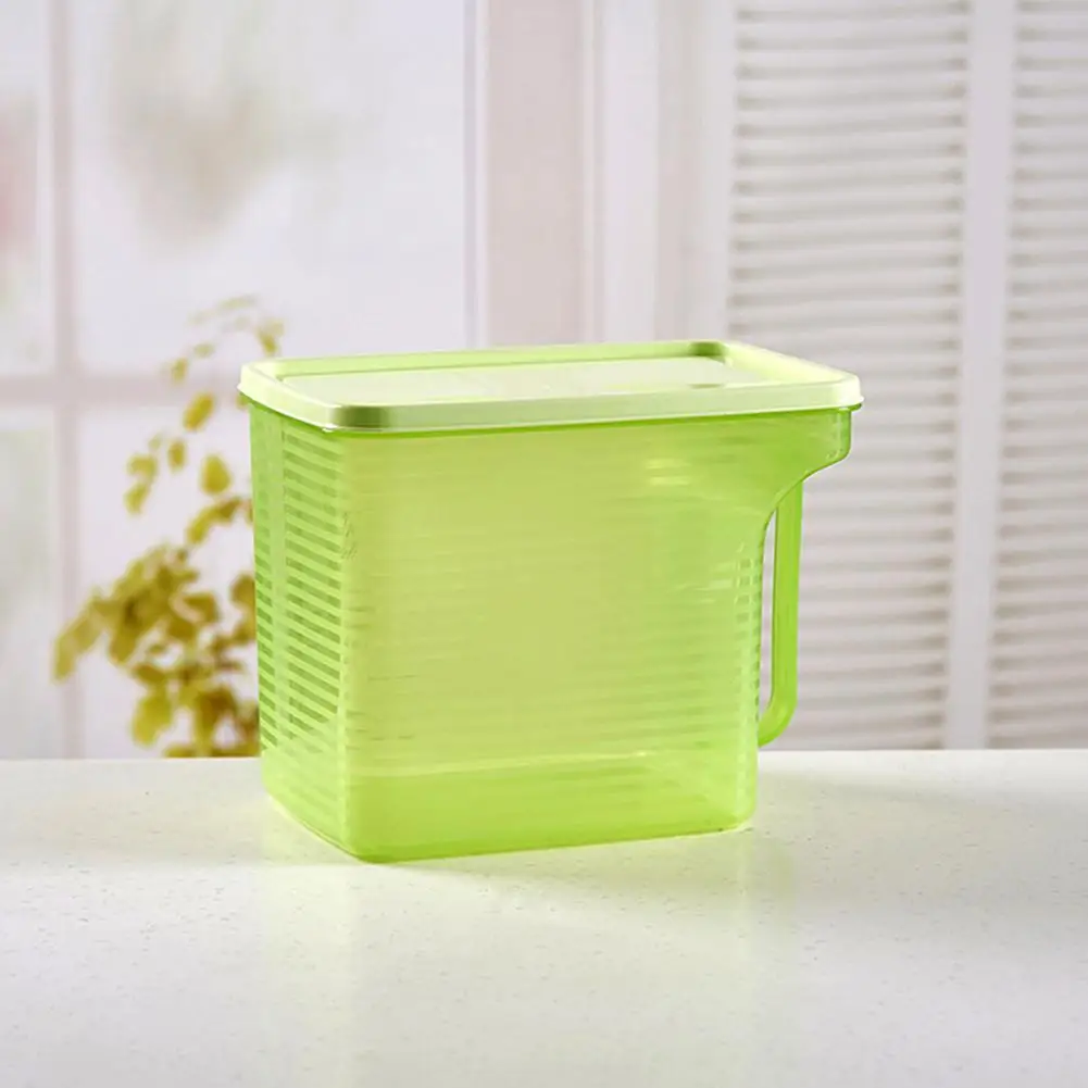 Домашний пластиковый ящик для хранения может быть наложен на холодильник с