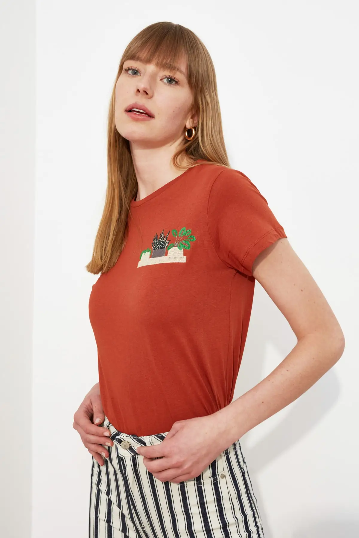 Белая трикотажная футболка с вышивкой TWOSS19PB0013|Футболки| |