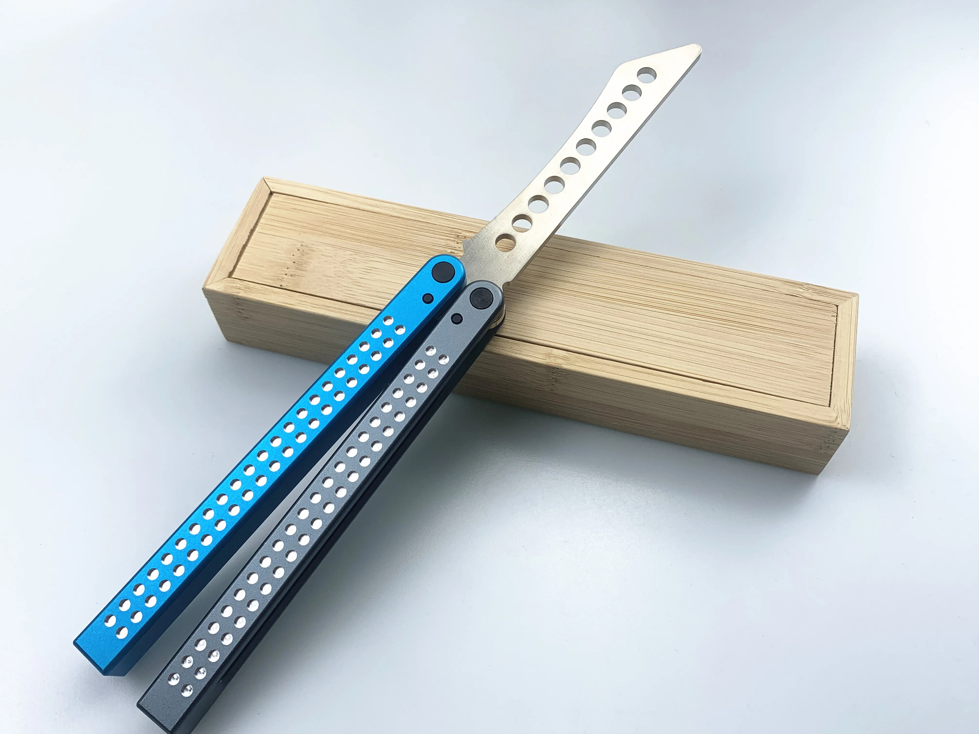 Нож для тренера с бабочкой лезвие 420 стальной нож ручкой не острый походный