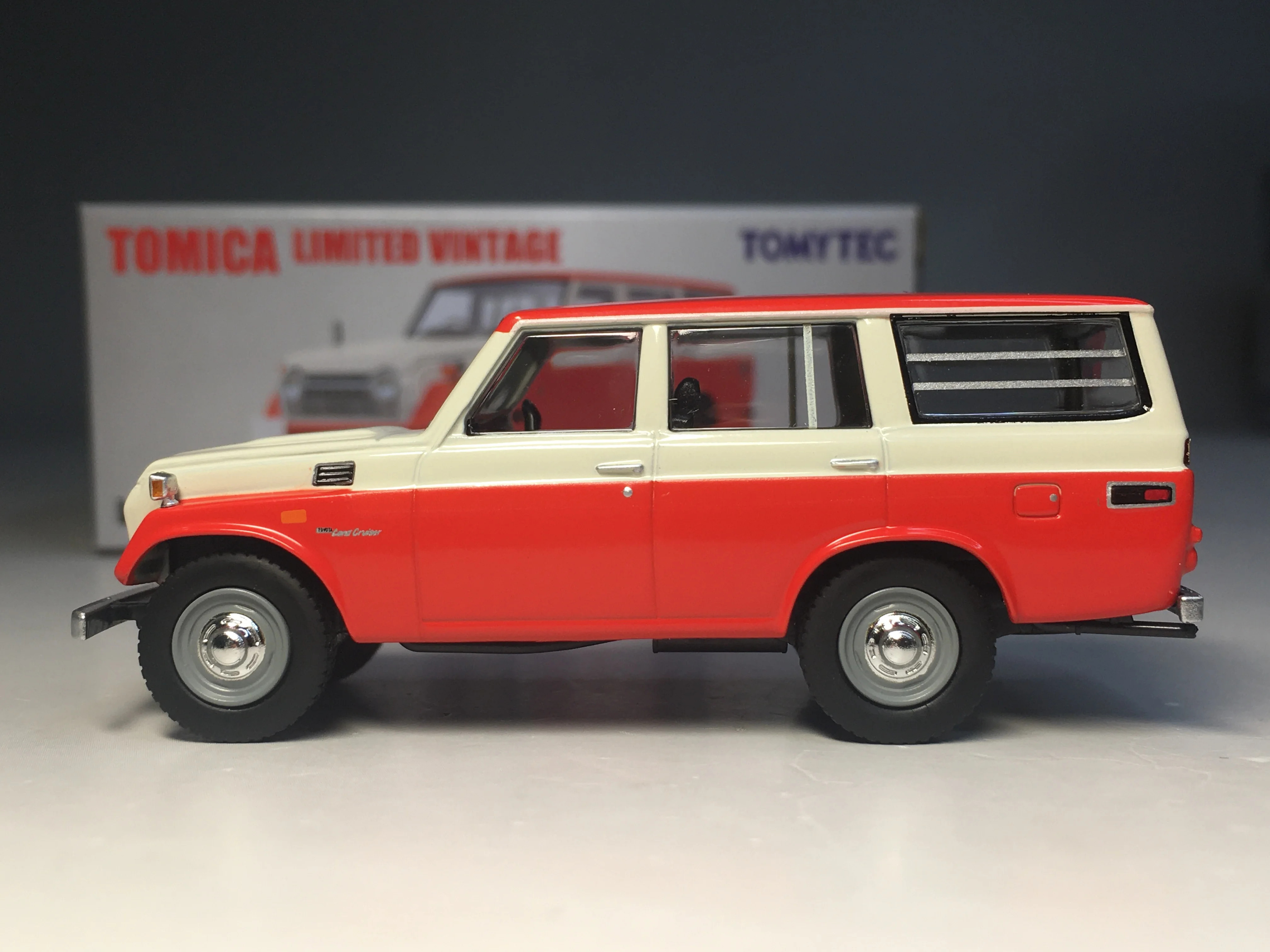 

Tomytec 1:64 LV-104c Toyota Landcruiser Fj56v DieCast Model Car Collection Limited Edition