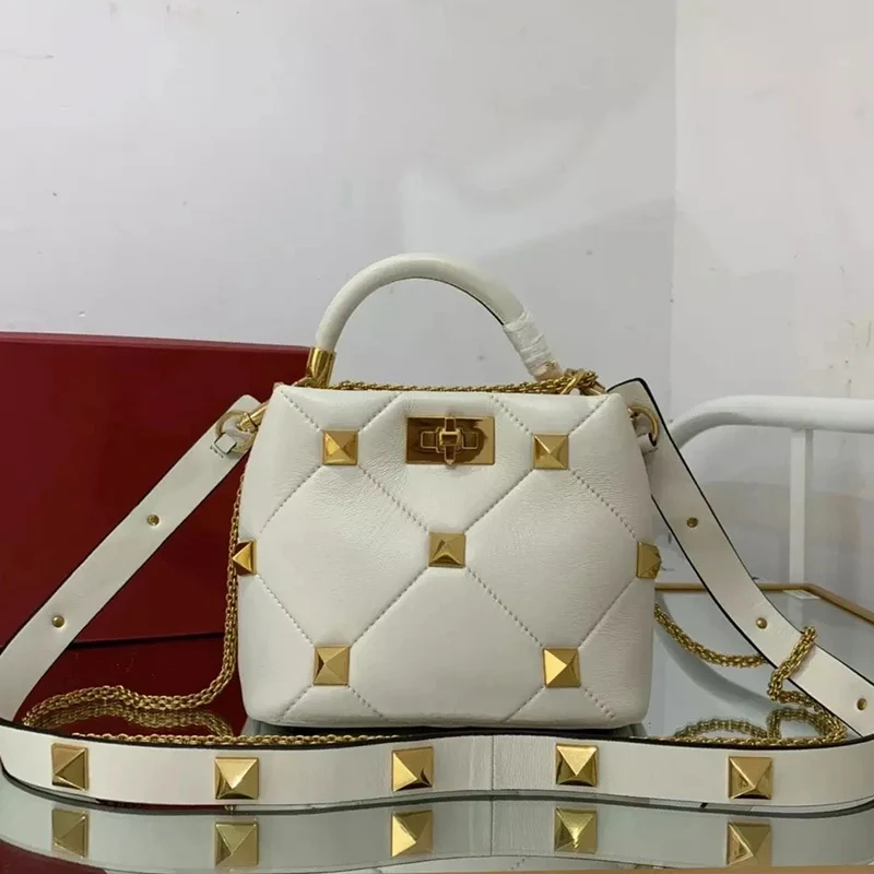 

Catwalk style retro diamond pattern rivet large capacity leather handbag ladies new fashion messenger bag all-match shoulder bag