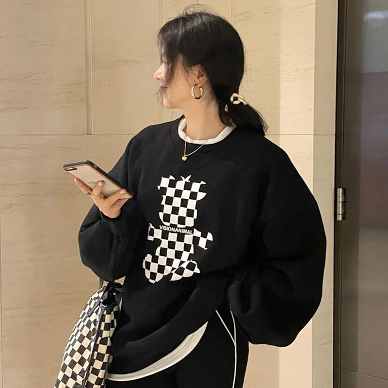 Женский утепленный свитер с круглым вырезом черно-белый свободного покроя из