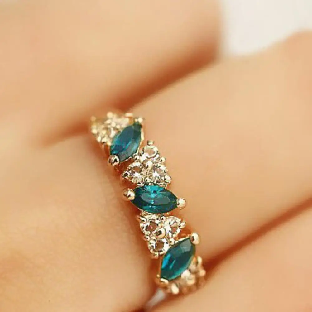 

Stylish Emerald Rings for Women New Classic Jewelry Wedding Engagement Ring Rhinestone Fine Jewelry Gift Girls Stylish Chic Ring