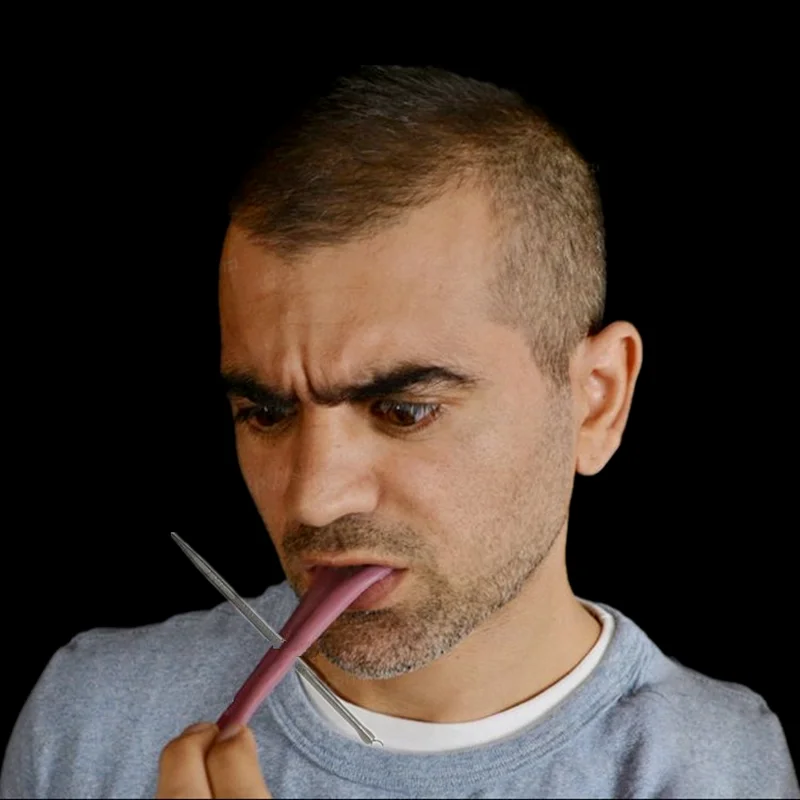 Имитация искусственного языка стальная игла для пирсинга крупным планом