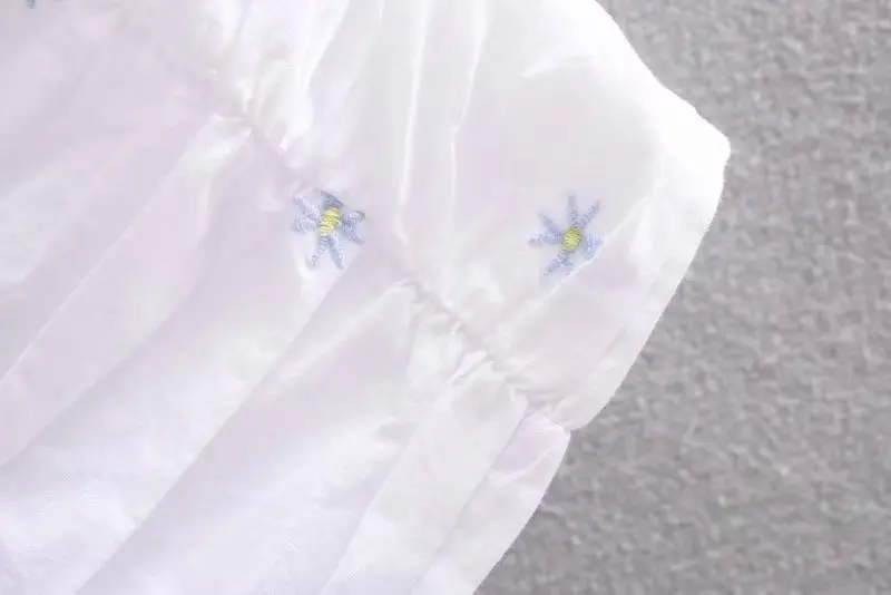 Женская плиссированная блузка с цветочной вышивкой белая квадратным вырезом во