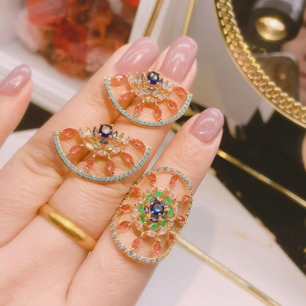 Комплект женских ювелирных изделий из серег и кольца с фианитом | Украшения