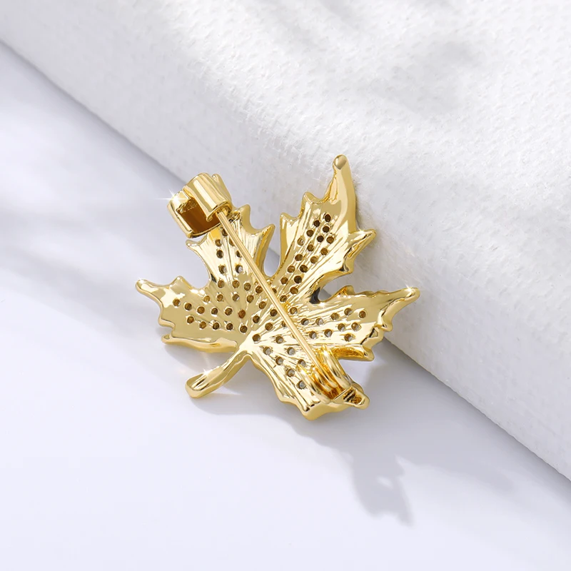 Роскошная женская металлическая брошь в виде кленового листа с цирконом броши
