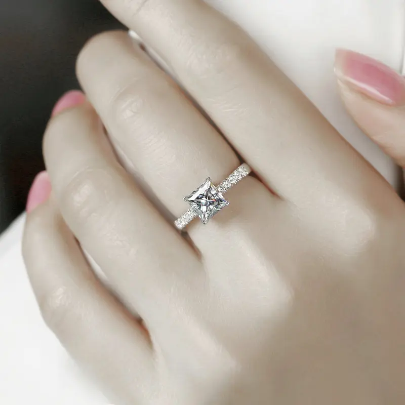 Кольцо женское из белого золота 18 карат с муассанитом 1 квадратное для свадьбы