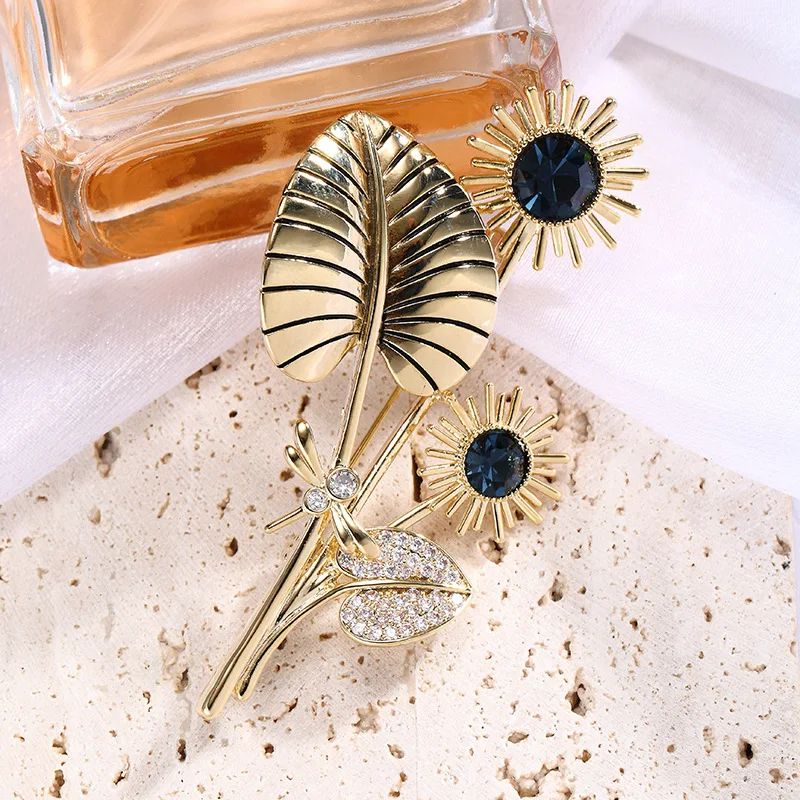 

2021 New Simple High-end Crystal Sunflower Brooch Copper Plated Real Gold Pin Wholesale Clothing Accessories
