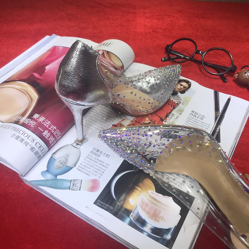 Туфли-лодочки на высоком каблуке с красной подошвой и прозрачными стразами яркие