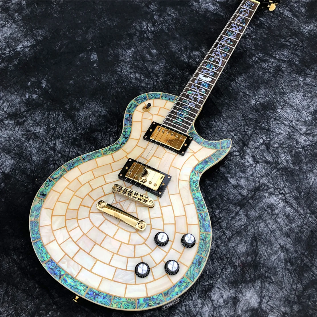 

Электрическая гитара из красного дерева с узором в виде цветов