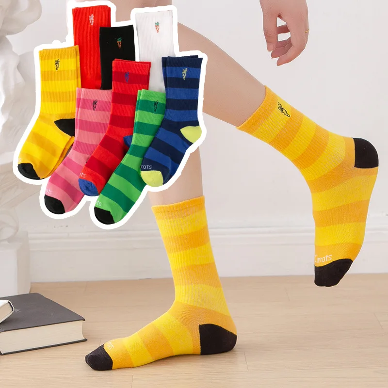 

Открытка модная экипированная цветная полоса Радужная морковка темно-зеленая синяя темно-синяя даукус карота Овощной Британский стиль вет...