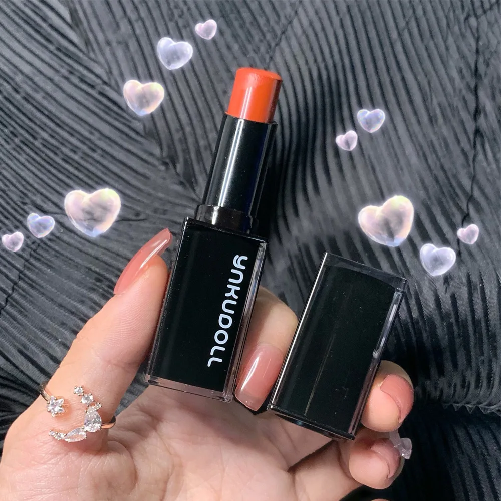 Маленькая черная туба зеркальная помада не тускнеет чистый красный один и тот же