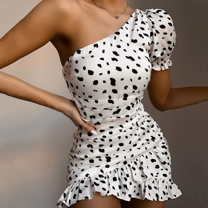 Женское Короткое платье в горошек с коротким рукавом и рюшами | Женская одежда