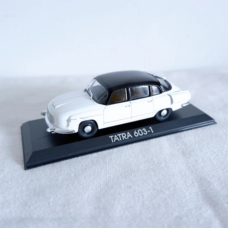 Модель классической винтажной игрушечной машины из сплава 1/43 Чешская Словакия