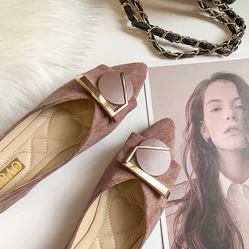 Женские туфли на плоской подошве дышащие с металлическим украшением и острым