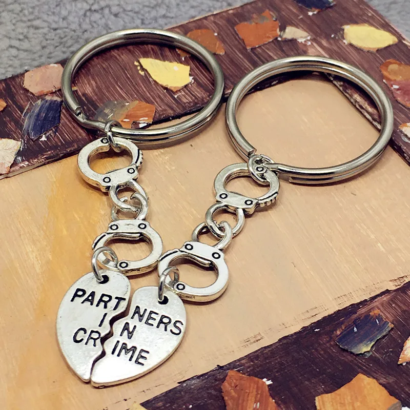 Горячие разделяемые любовные наручники партнер в Crime буквенный ярлык брелок для