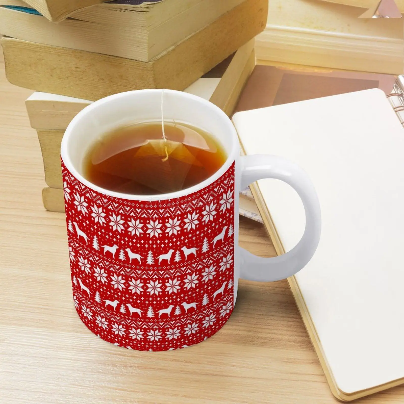 Красно-белая кружка в винтажном стиле с изображением Лабрадора ретривера