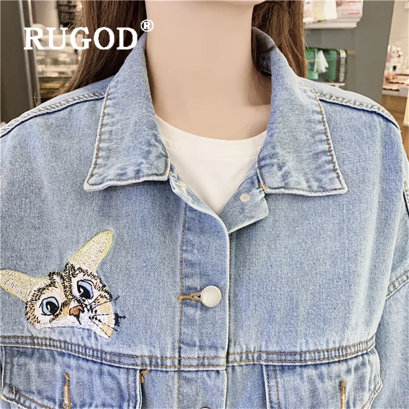 Женская джинсовая куртка с отложным воротником голубая вышитым рисунком кошки