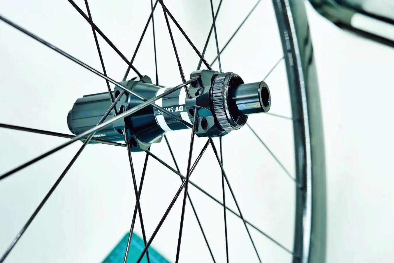 

Farsports Popular 700C Carbon Disc wheelset 50mm deep 25mm wide tubeless ready