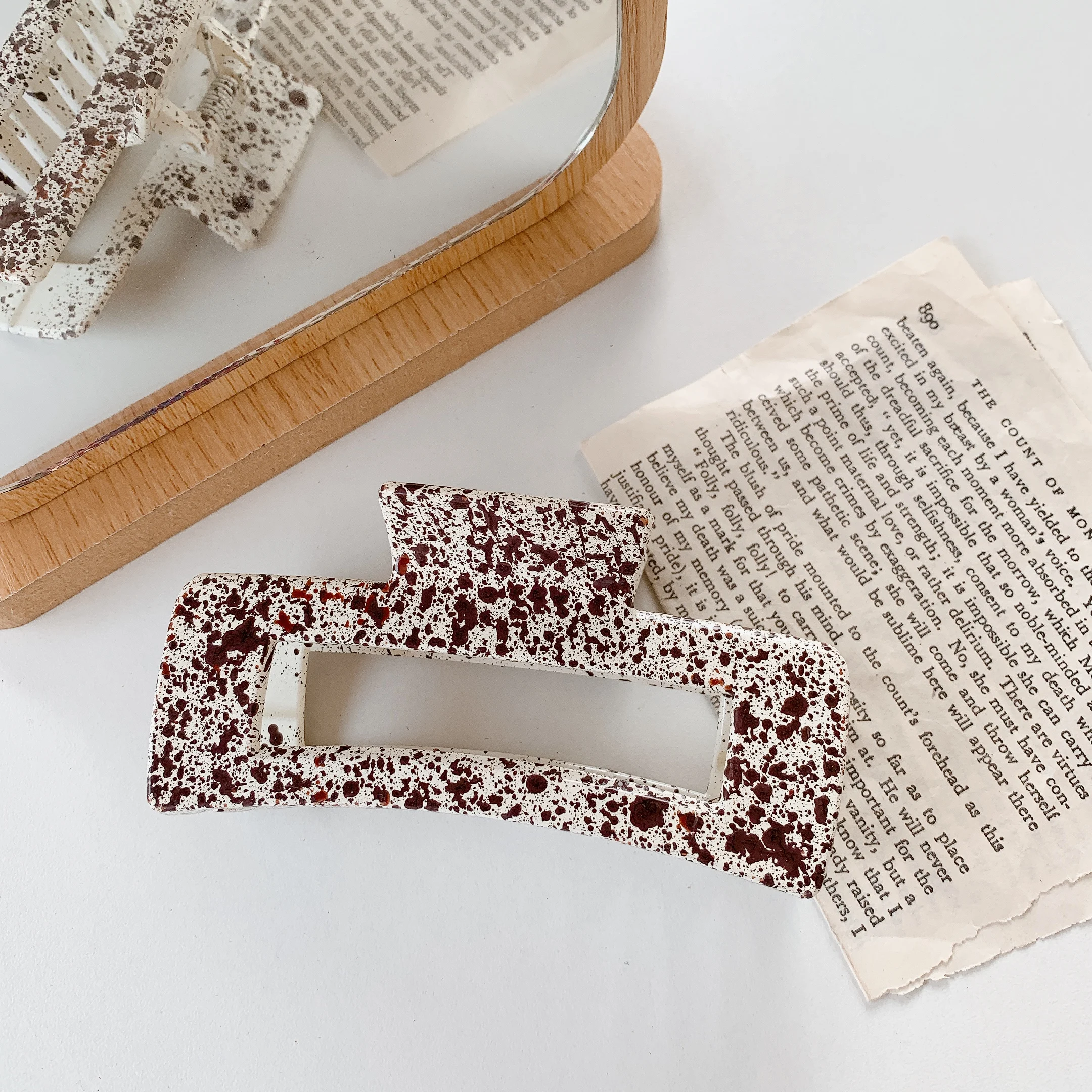 

ins Korean Hair Claw Simple Temperament Candy Color Square Acetate Geometric Banana Frosted Large Hairpin Net Red Hair Accessory