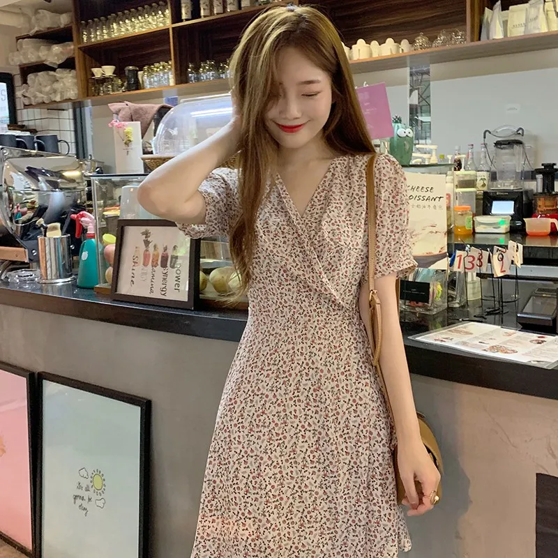 Летнее женское платье с цветочным принтом и v-образным вырезом богемное на