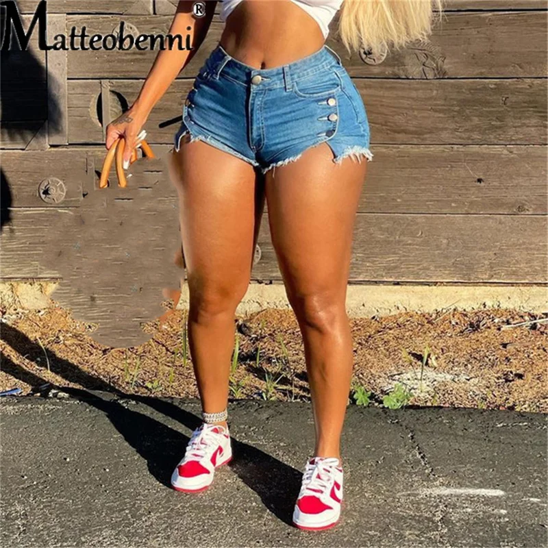 Женские джинсовые шорты с разрезами по бокам привлекательные облегающие из