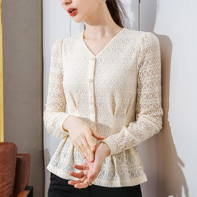 

Women's European station in autumn and winter