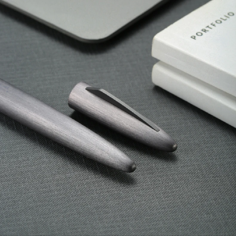 Ручка перьевая черная с гравировкой двумя перьями и чернильным картриджем