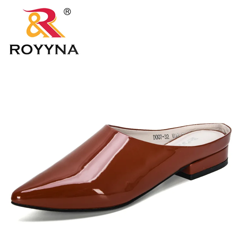 Женские пляжные шлепанцы ROYYNA Повседневные тапочки из кожи низкий каблук