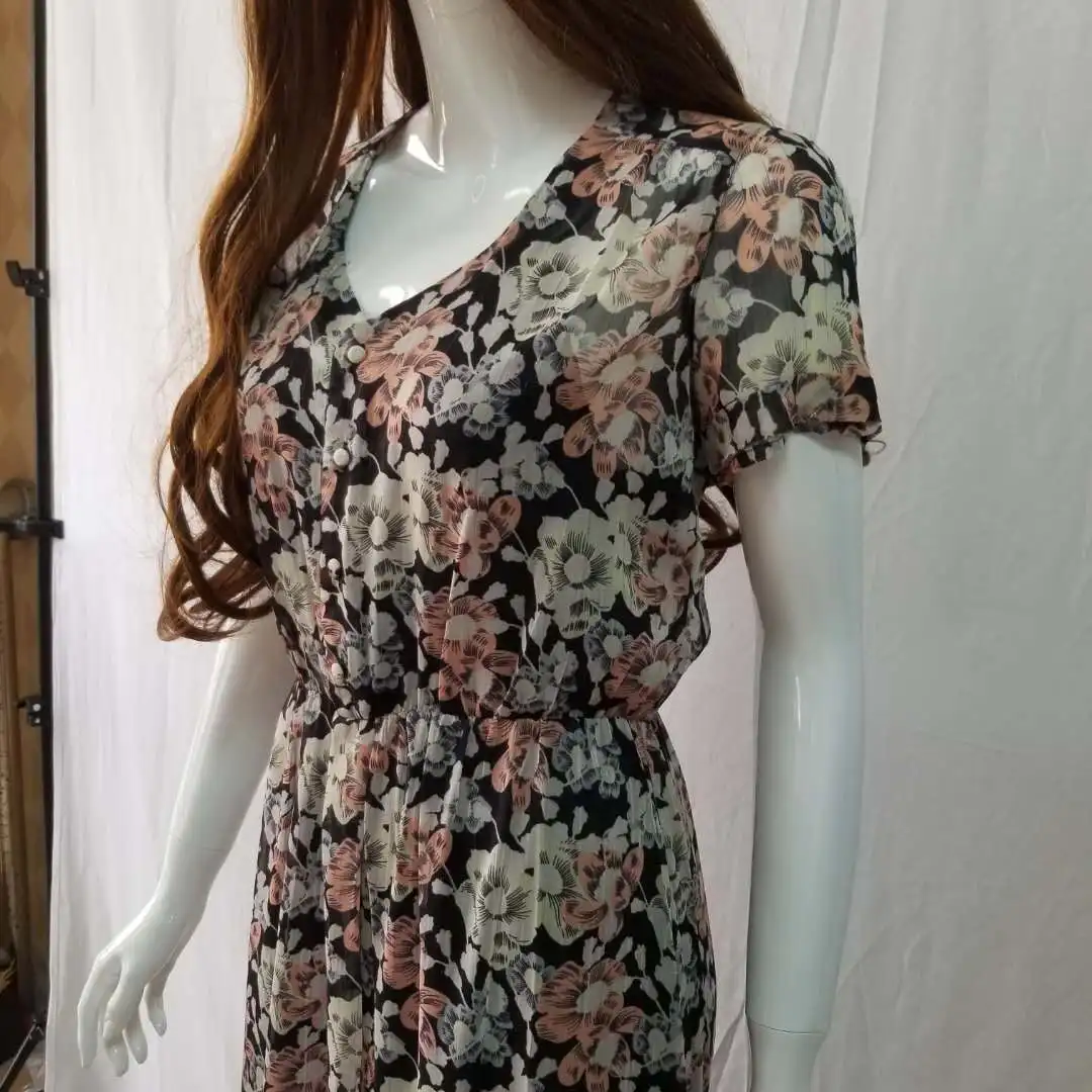 Шифоновое платье с цветочным принтом V-образным вырезом и коротким рукавом |