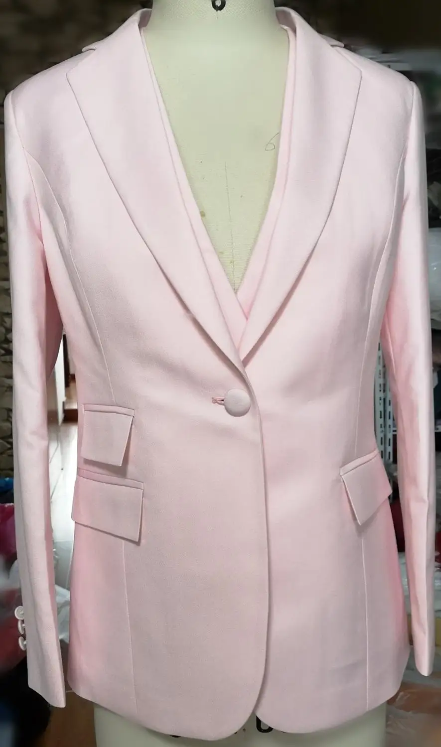 Розовый женский двубортный деловой костюм приталенный на заказ женские вечерние