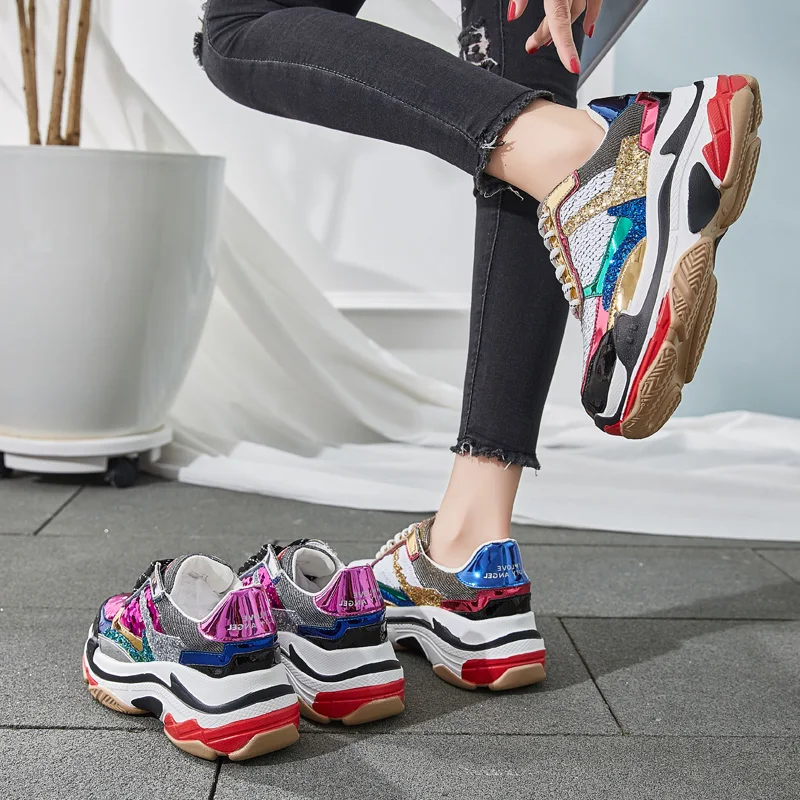 Яркие блестящие женские туфли с блестками обувь на танкетке платформе модные