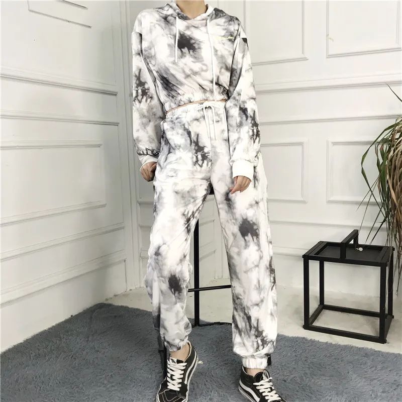 Костюм спортивный женский из двух предметов с укороченным топом и длинными