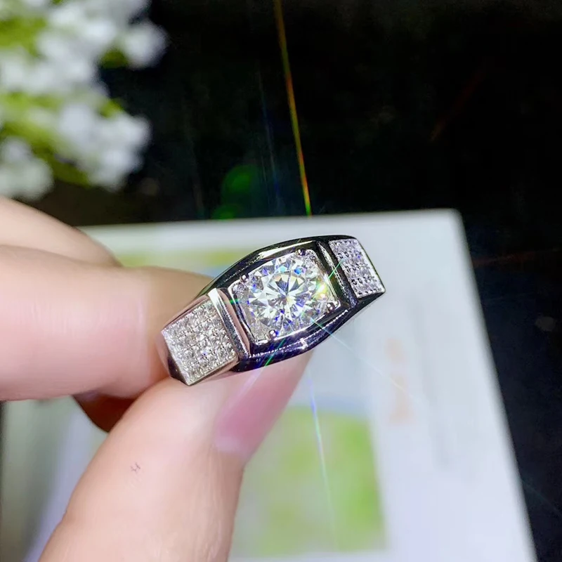 Женское серебряное кольцо с муассанитом ювелирное изделие из серебра 925 пробы