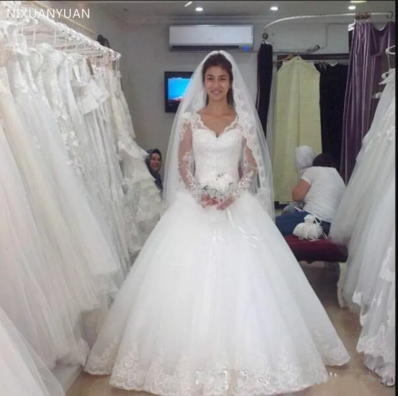 

Wedding Dress with Lace Appliques Tiered Tulle Bridal Gowns Illusion Long Sleeves V-Back Covered with Buttons Vestidos