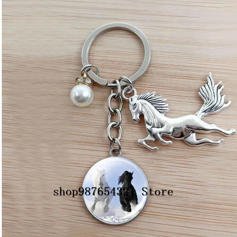 Брелок с изображением животных бегущей лошади из стекла кабошоном на сумку
