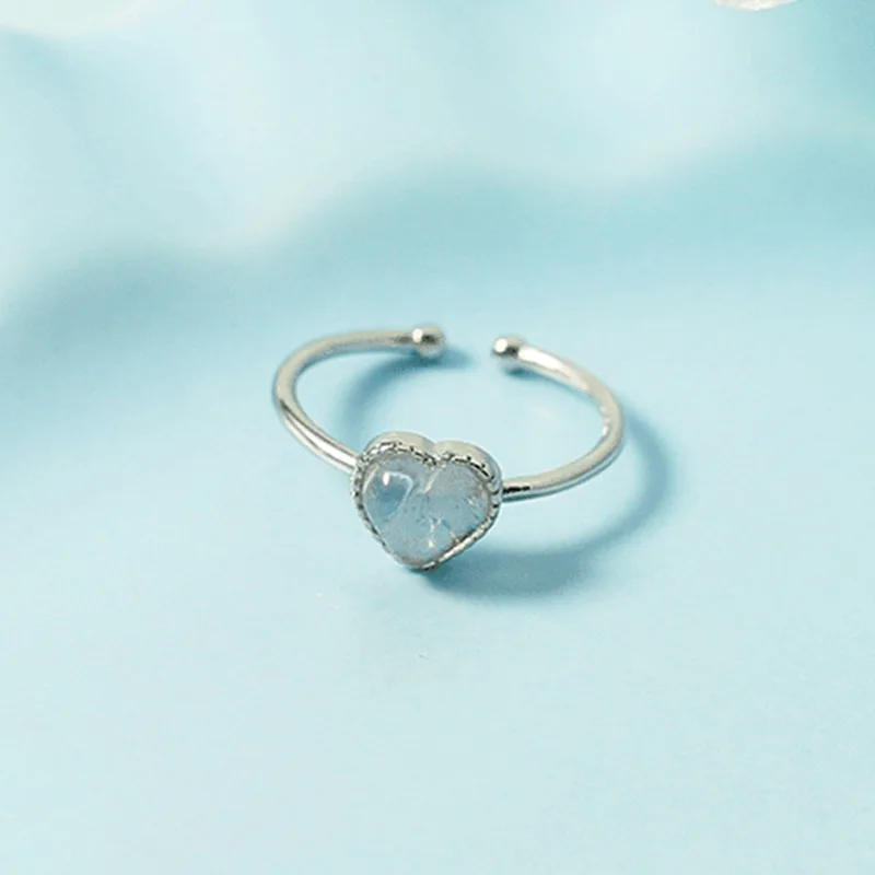 Кольцо женское из серебра 925 пробы с голубым кристаллом в форме сердца