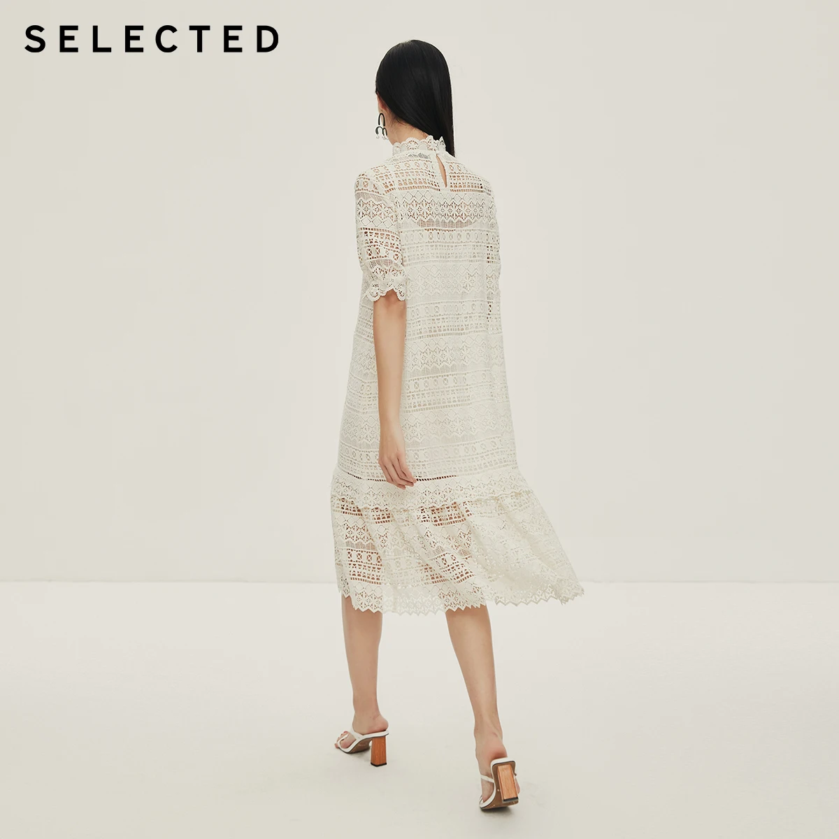 Женское кружевное платье средней длины со стоячим воротником и вырезами модель S