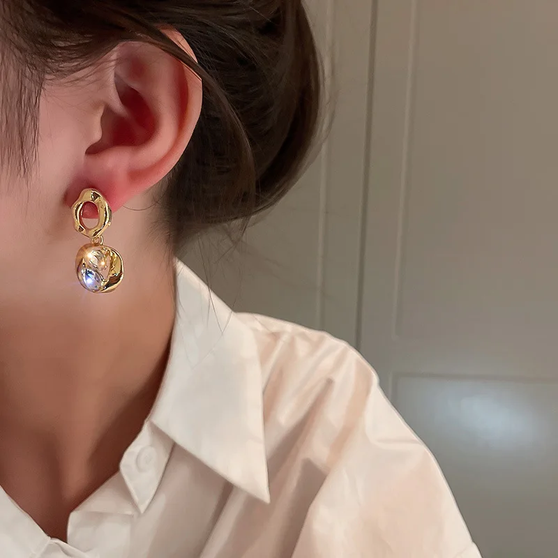 

Rhinestone -studded Geometric Earrings Metal Twisted Design Earrings Fashionable Individual Temperament Earrings for Women