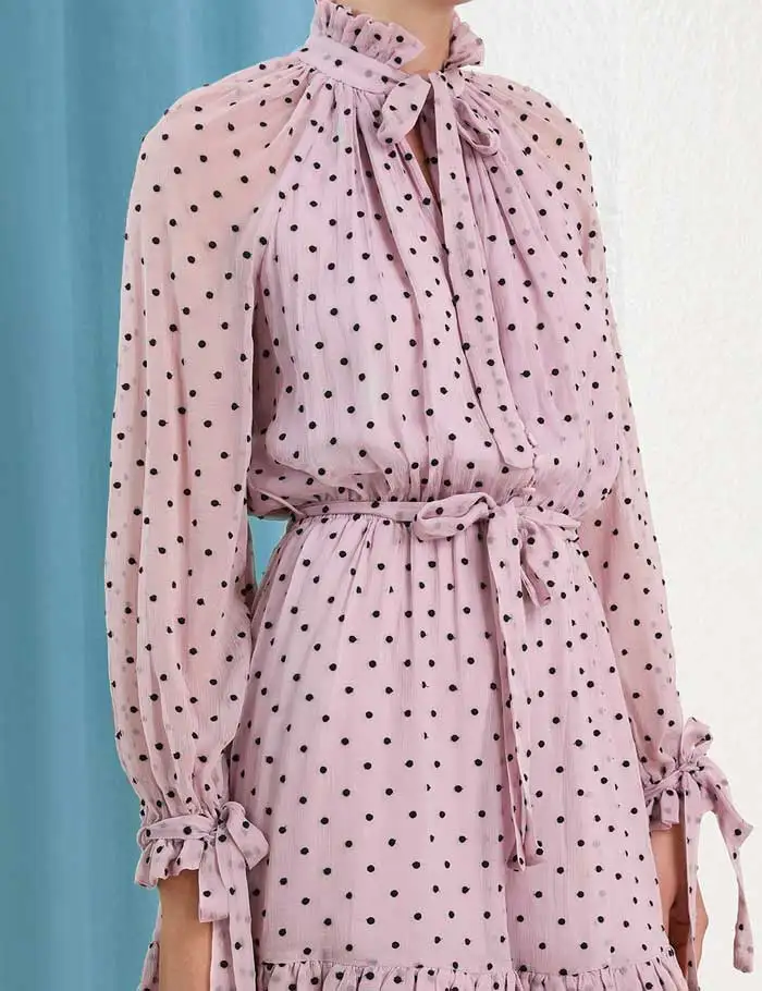 Женский розовый комбинезон в горошек повседневный с длинными рукавами и поясом