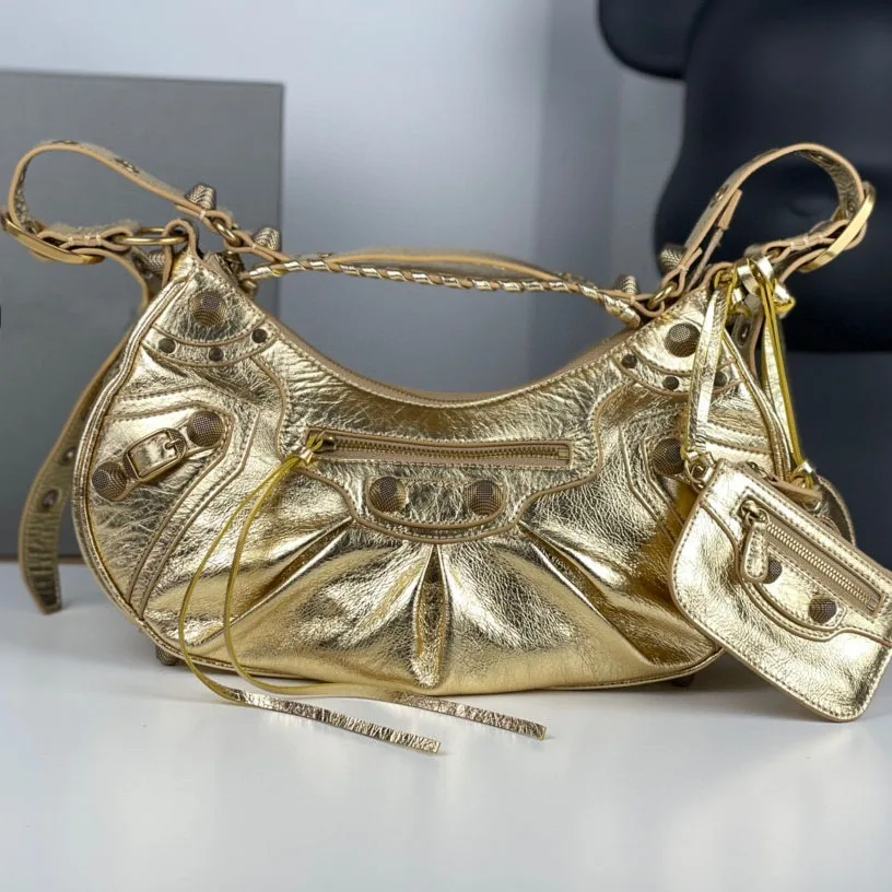 

2021 Top New Golden High-Quality Leather Women's Diagonal Armpit Bag, High-Capacity Zipper Design, Luxury, Fashion And Leisure